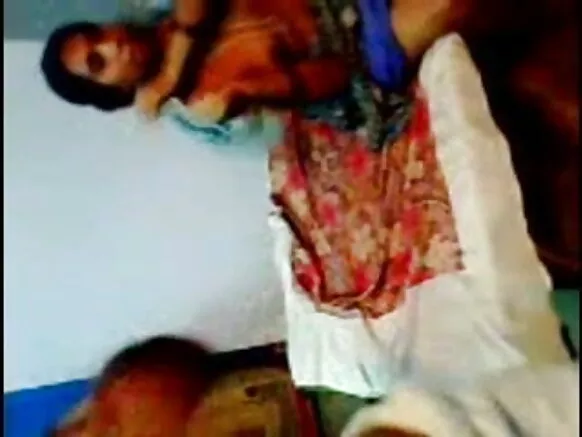 ଦେଶୀ ମାଉସୀ ତାଙ୍କ ସ୍ୱାମୀ ମାଡ୍ରାସୀ ସେକ୍ସି ଫିଲ୍ମ ଦ୍ୱାରା ଫ୍ୟାକ୍ କରିଥିଲେ