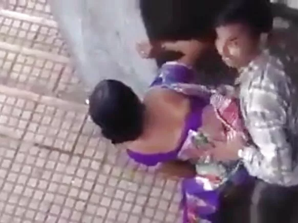 ସର୍ବସାଧାରଣରେ ଧରାପଡିଥିବା ଭାରତୀୟ ଦମ୍ପତି ସେମାନଙ୍କ ପ୍ରେମିକଙ୍କୁ ଏକ ସେକ୍ସି ଚଳଚ୍ଚିତ୍ର ପଠାଇଥିଲେ ଯାହା ସର୍ବସାଧାରଣରେ ଧରାପଡିଥିଲା ​​
