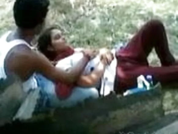ଇଣ୍ଡିଆ ସେକ୍ସ ବ୍ଲୁ ଓପନ୍ girl ିଅ ତାଙ୍କ ପ୍ରେମିକକୁ ପାର୍କରେ girl ିଅର ସ୍ତନ ସହିତ ଖେଳିବାକୁ ଅନୁମତି ଦିଏ