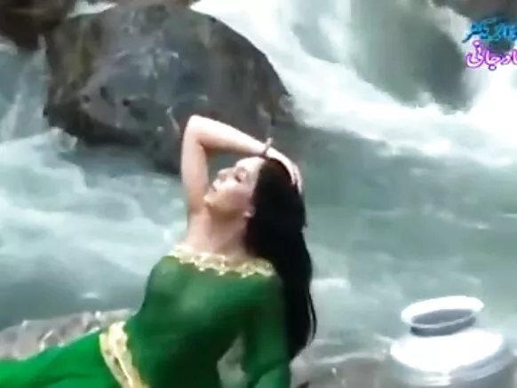 ସେକ୍ସିଷ୍ଟ ଚଳଚ୍ଚିତ୍ରରେ ଦେଶୀ girl ିଅ ଦେବି ସ୍ୱଚ୍ଛ ଓଦା ସାରି ବୁବ୍ ଦେଖାଉଛି .. ହଟ୍ ସୋ