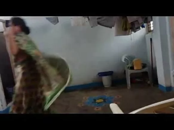 ଭାରତୀୟ ପ୍ରତିଛବି ସେକ୍ସି ମାଉସୀ ପିନ୍ଧିବା ସମୟରେ ଡ୍ରେସ ତଳେ ଅଟକି ଯାଇଥିଲେ