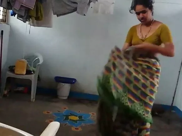 ଦେଶୀ ସେକ୍ସି ଶୋ ’ବାଥରୁମ ପରେ ଦେଶୀ ବାଥ୍ ସାରି ବ୍ୟବହାର ସହିତ ଲୋମଶାଳୀ ଧୁରୀ ଦେଖାଏ