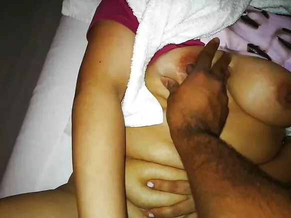 ଭାରତୀୟ ମହିଳା ହାତରେ ନଡ଼ା ମସାଜ ଦେଉଛନ୍ତି