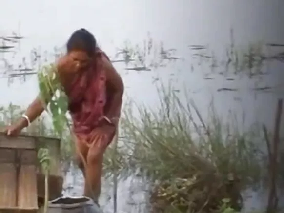 ମାଉସୀ ବ୍ଲାଉଜ୍ ସେକ୍ସି ହିନ୍ଦୀ ଚଳଚ୍ଚିତ୍ର ବବ୍ ବିନା 2 କୁ ଦେଖାଉଛି