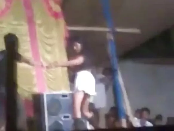 ଭାରତୀୟ girl ିଅ ସର୍ବସାଧାରଣରେ ଉଲଗ୍ନ ଜନସାଧାରଣ ଦର୍ଶକ ସେକ୍ସି ଡ୍ୟାନ୍ସ ସେକ୍ସି ଭିଡିଓ ଦେଖାଏ